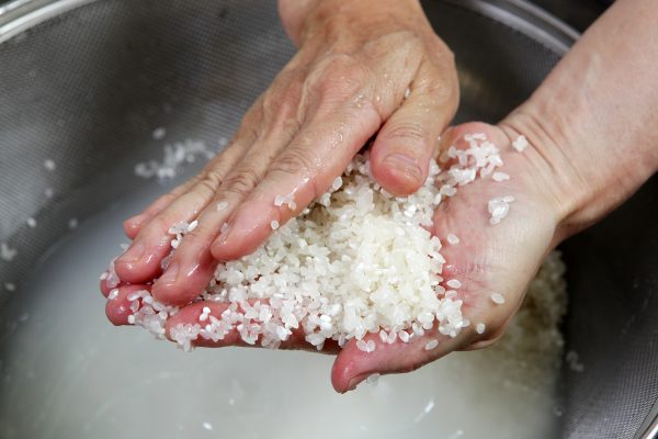 洗米轻轻搓揉即可，力道过强容易让白米碎裂。