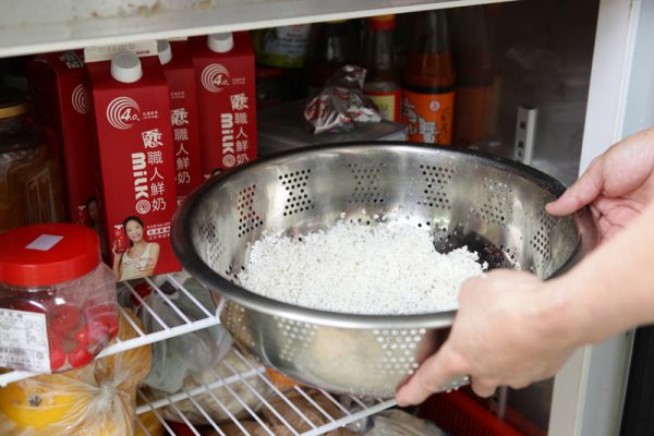 将洗好的米沥干后，放入冰箱2～3个小时，口感更胜单纯用水浸泡的米饭。