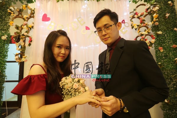 戴伟洋（右）为爱妻林咏诗戴上婚戒，正式成为合法夫妻。