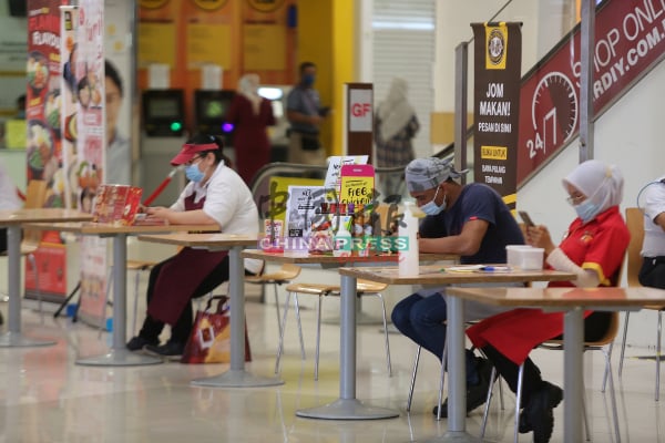 部分饮食店在走廊设立预订柜台，提供民众选购食物，也可减少双方的接触。