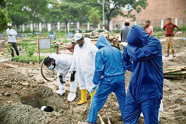 为了避免冠病死者遗体带来传染风险，国内所有冠病遗体下葬过程都必须由医护人员处理，而后者更需穿着厚重的个人防护装备，在炎热天气下完成下葬程序，极具挑战和艰辛。（图取自卫生总监面子书）