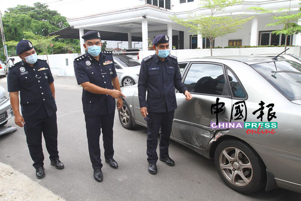 阿都马吉（右起）察看遭匪车撞毁的警方人员的车辆；右2为阿夫占。