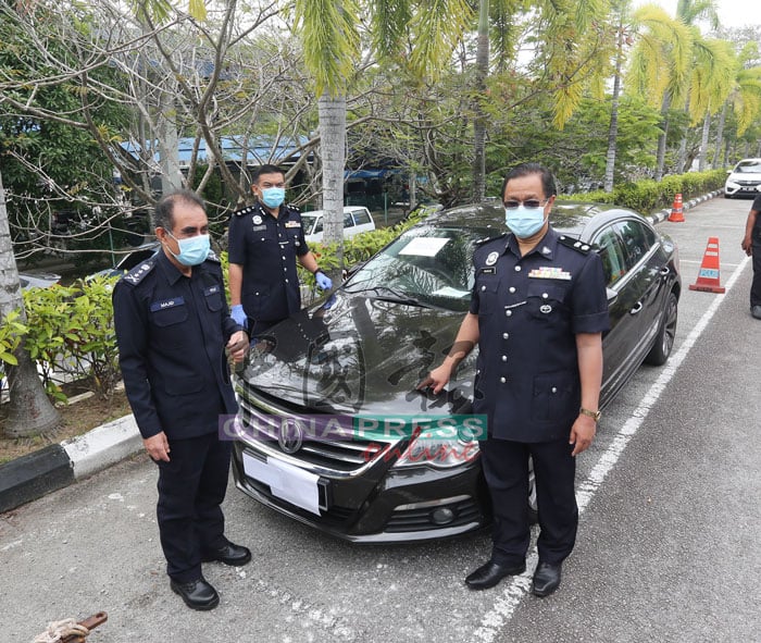 警方充公其中一辆车，左起阿都马吉、阿夫查尼占及祖基菲里。