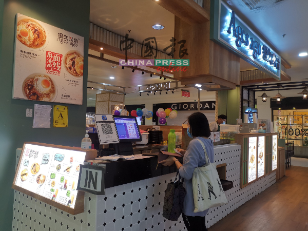 购物广场餐饮店外卖订单不理想，只能靠广场店铺职员消费苦撑。