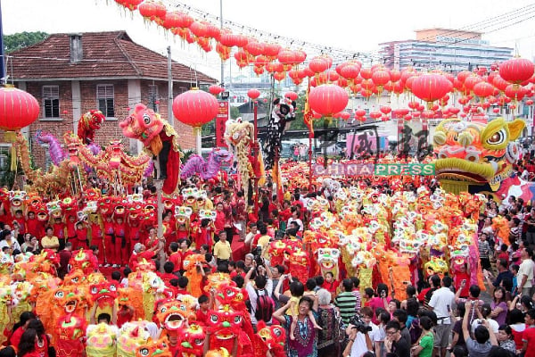 甲州华团商会和政党，农历新年不办新年聚餐团拜。图为往年鸡场街的闹元宵活动。