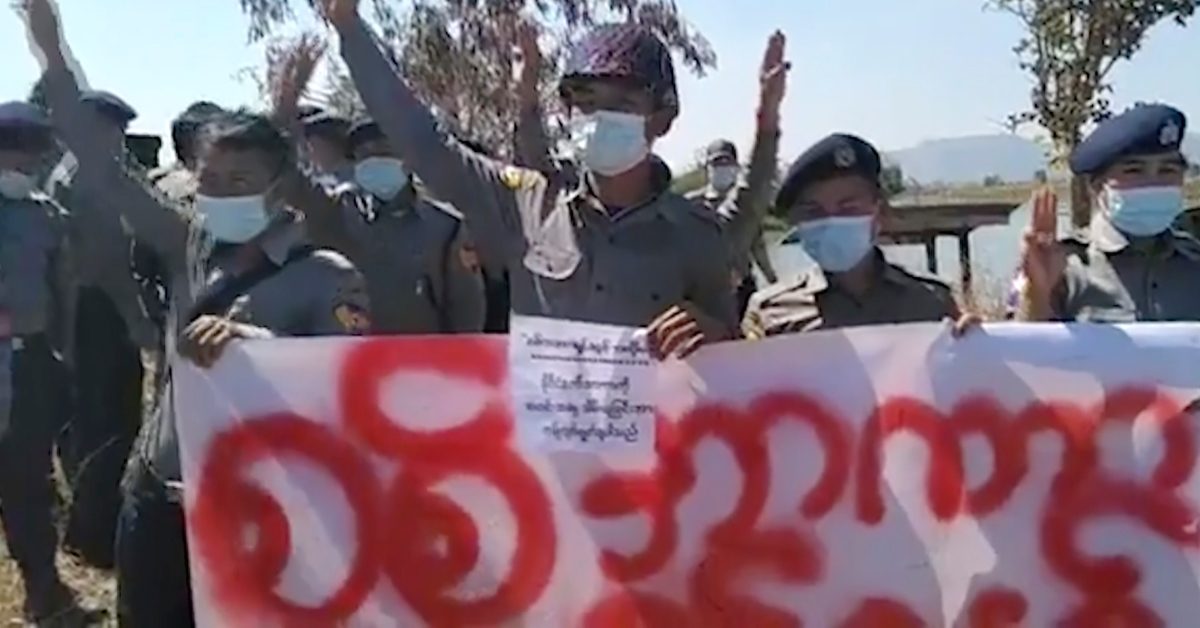 周三在缅甸克耶邦，有警队举布条示意“与平民站在一起”。