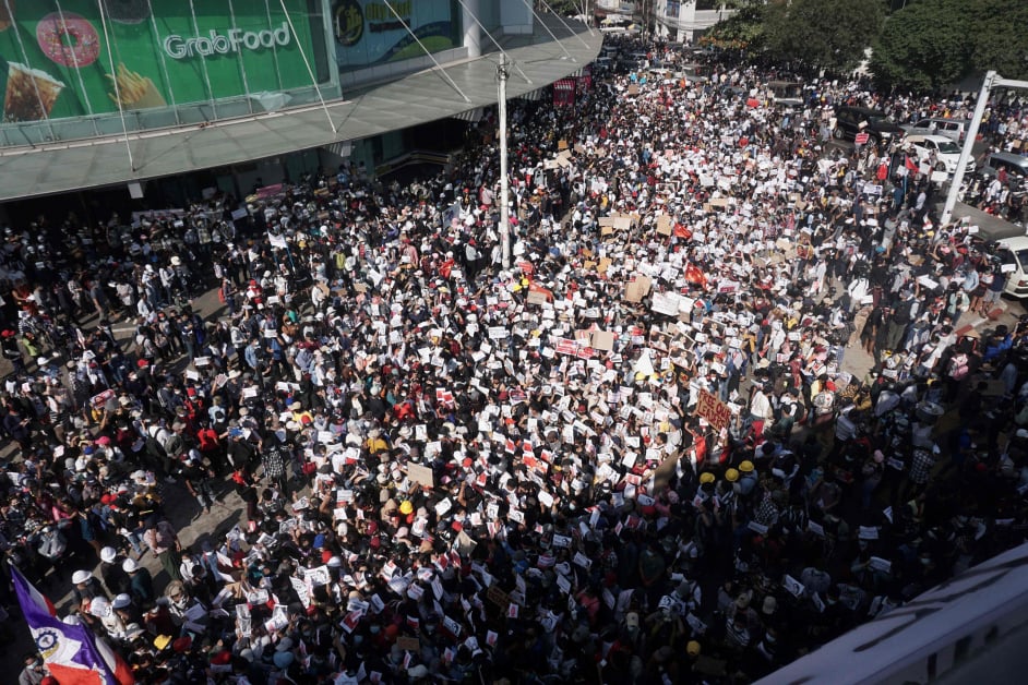 仰光的民众无视集会禁令，周二继续上街，抗议军方发动政变。（法新社）