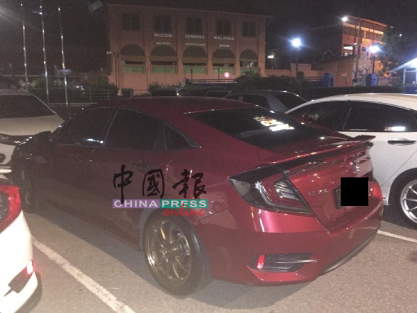 部分被充公的轿车。（甲警方提供照片）