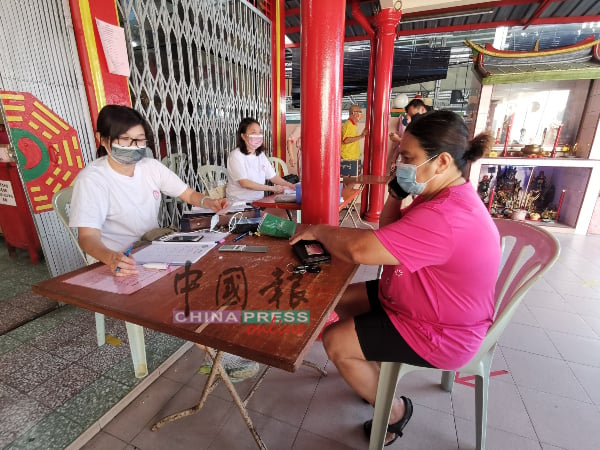 犯太岁的善信到齐天府报名，托庙方透过统拜仪式为众人拜太岁及祈福。