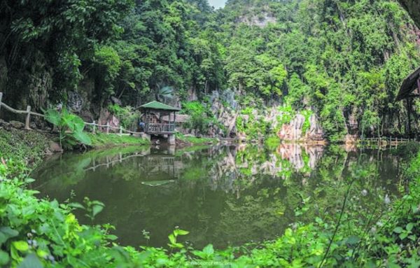 环山绕水，充满大自然气息的清心岭休闲文化村。