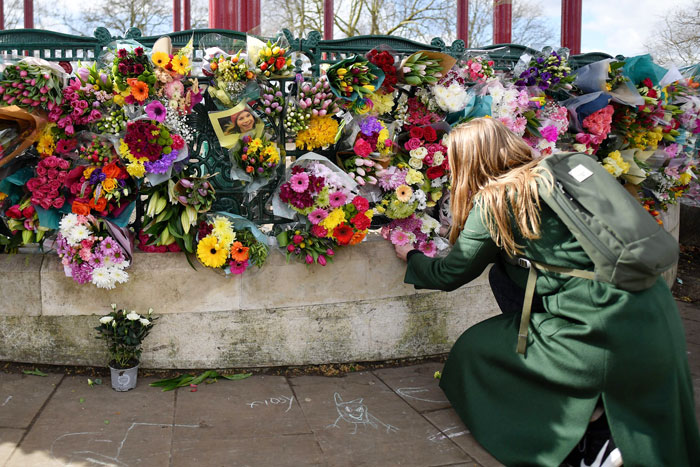伦敦民众周六早上在克拉珀姆公地献花，悼念遇害女子莎拉。（法新社）