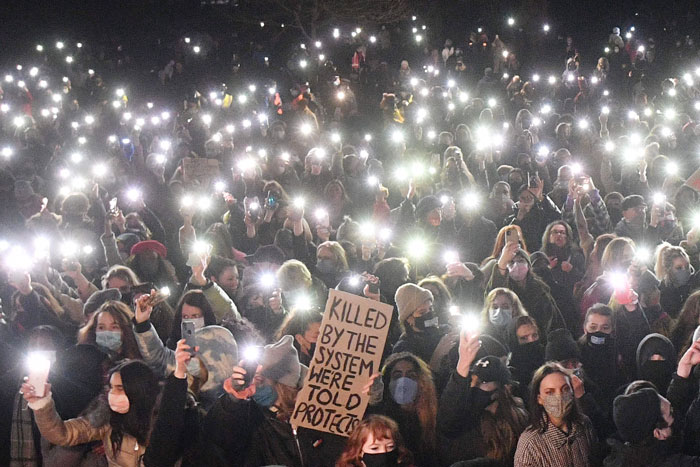 数百人于周六晚上亮起手机灯光，抗议伦敦治安差。（法新社）