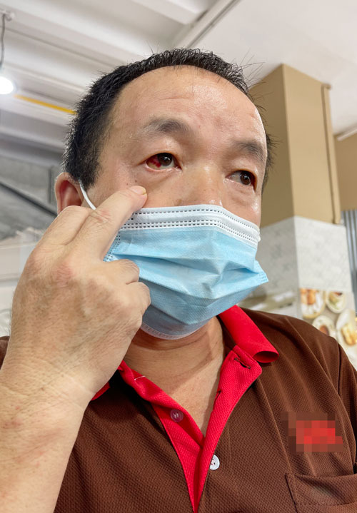 清洁工姜波声称，自己当天晚上被咖啡店的一名酒客打伤。