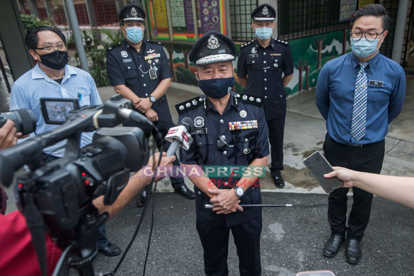 马永来视察启智华小第一天开课情况后，召开记者会，右为郑靖桦校长。