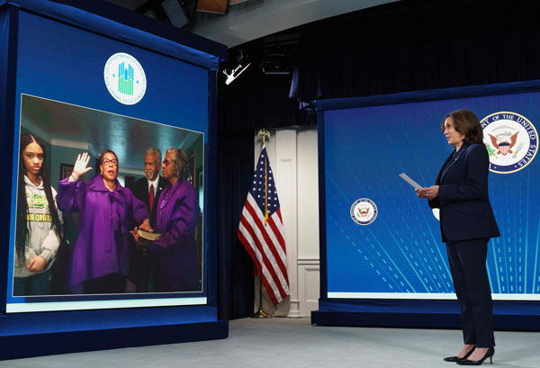 美国副总统贺锦丽（右）当地10日通过视讯主持福吉的就职仪式。（法新社）