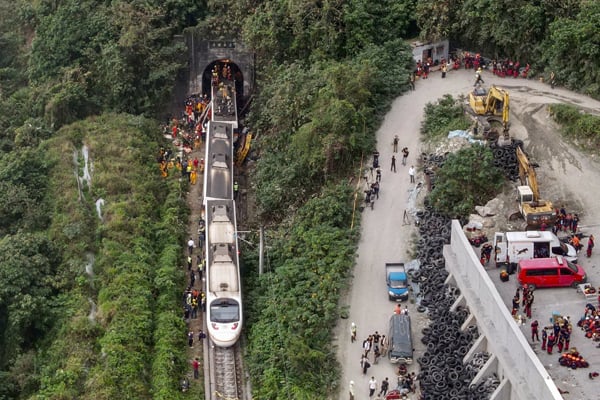 台湾太鲁阁列车出轨 航拍直击事故现场大批救难人员忙抢救 中國報china Press