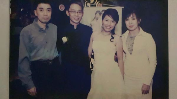 林顺福夫妇（左一及右一）于多年前在Darren夫妇结婚晚宴合影，说明了Darren追随林顺福已多年。 