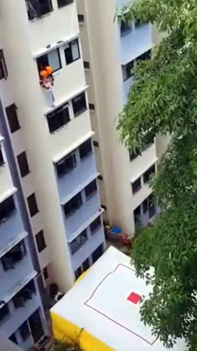 74岁阿嬷爬出6楼住家窗口，呆立墙沿半小时，惊动民防人员到场设置安全气垫。（取自面子书）
