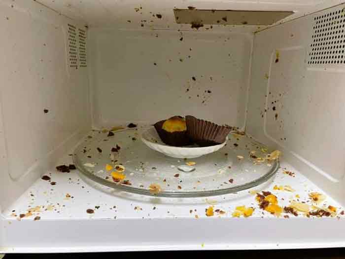 一名网友把美味蛋黄酥放入微波炉加热，悲剧下场让人哭笑不得。