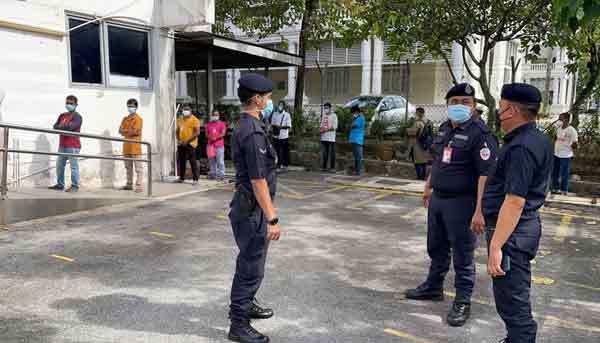 警方接获投报后，马上到来控场，避免场面继续失控。