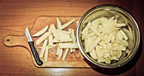 切好的马铃薯会有许多淀粉质释出，透过清洗和汆烫后，吃起来会更美味。