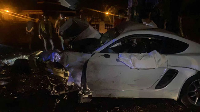 保时捷跑车内的司机和前座乘客，双双毙命。