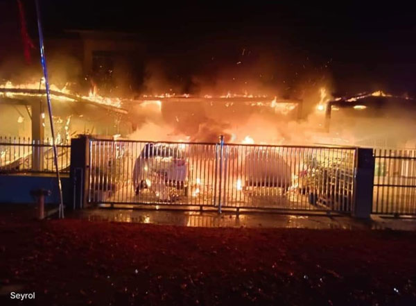 砂州诗巫的柏迈再也1间住家失火，火势蔓延毗邻左右的3间屋子，幸25名住户成功逃生。