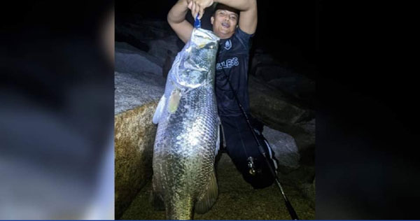 末沙兹万钓获重达21.9公斤的石甲鱼。