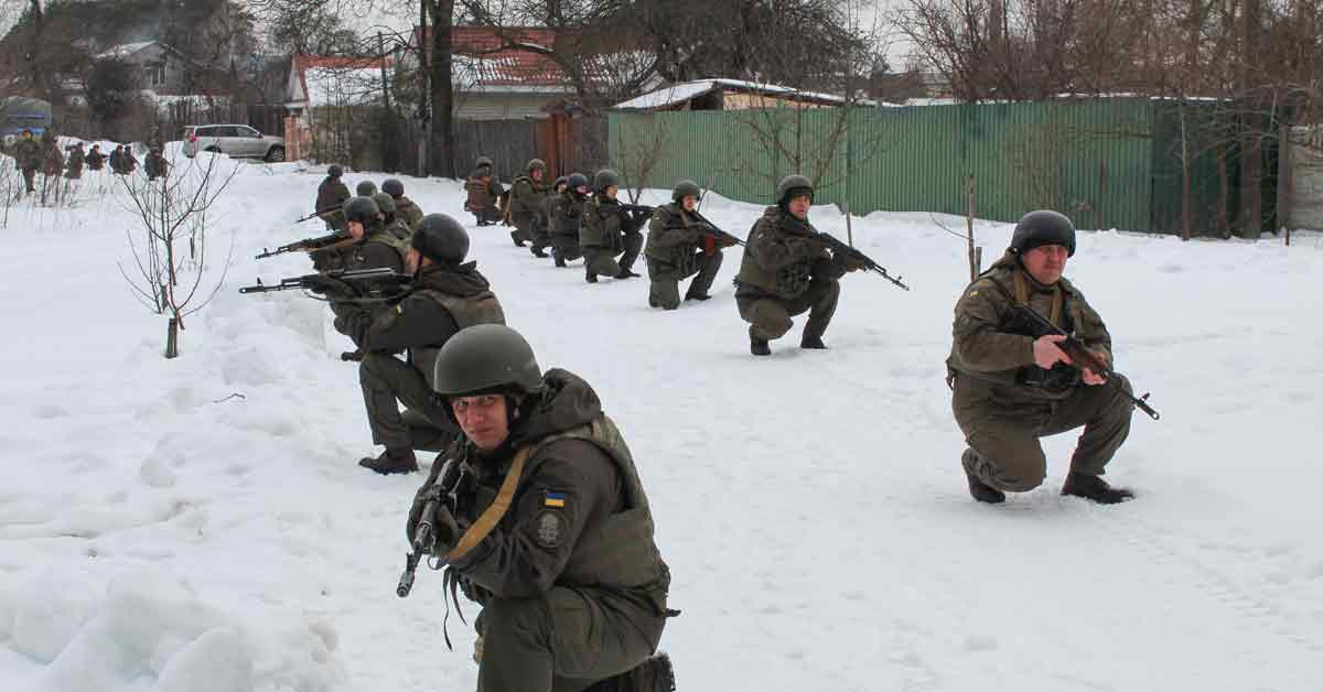 乌克兰国民卫队队员，周三在绍斯特卡附近的乡村接受战术和特殊练习。（欧新社）