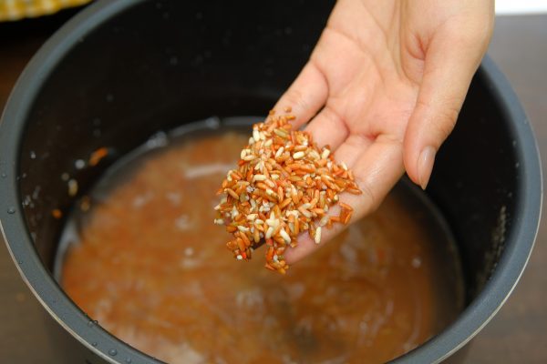 新沙锅在使用前，先用西米水刷洗几遍，再装上米汤在火上煮半小时，经过这样处理的沙锅就不会漏水了。
