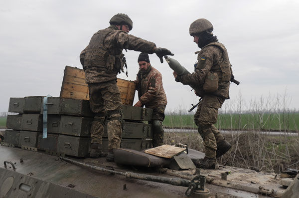 乌军周一在卢甘斯克和顿涅茨克地区之间的一个战区准备弹药就位，抵抗俄军。