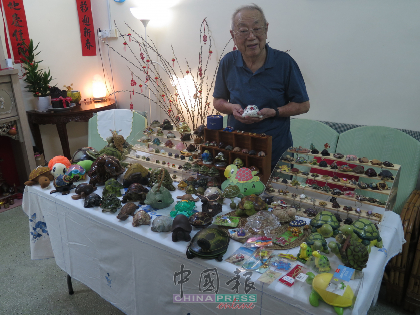 张祥盛收藏了261个乌龟造型的摆饰品。
