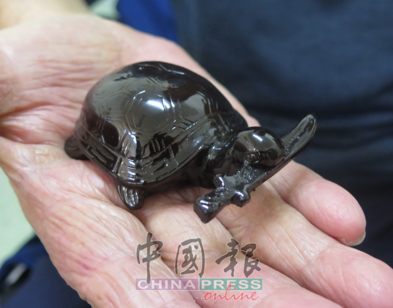 含着剑的乌龟摆饰，是在越南购买。