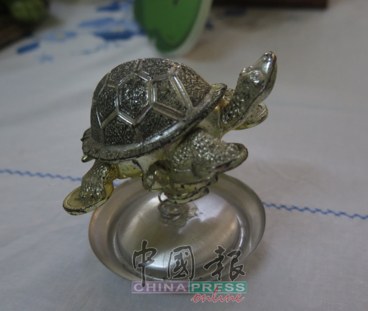 张祥盛朋友亲手做了个乌龟摆饰送给他。