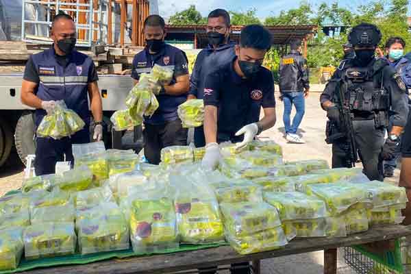 泰国警方展示查获的茶叶袋藏有安非他命 。（法新社）