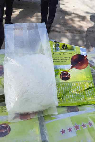 泰国警方展示查获的茶叶袋藏有安非他命 。（法新社）