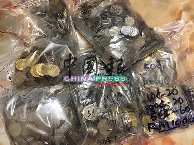 胡启贤将每日的硬币存起，一年可以存约900令吉。