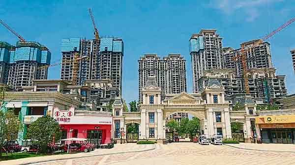 武汉恒大时代新城工程，至今仍未完工，让业主苦不堪言。