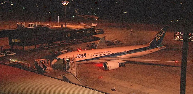 在伊丹机场降落的ANA 88航班客机。