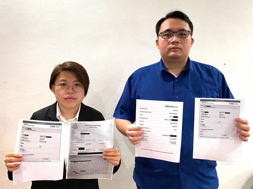 邱爱婷律师（左）及马青黄志亮（右）手持受害者报案副本及受害者被诈骗的转账记录。