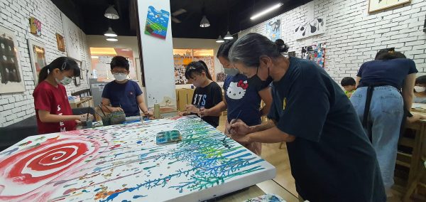 叶逢仪老师与画室的孩子共同绘画了一幅题为《云朵下》，轻松无压力的美。