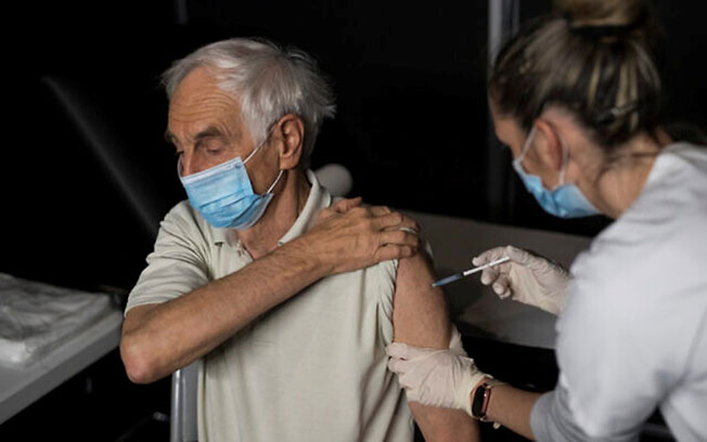 法国民众接种新冠疫苗。