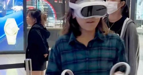 女子商场玩虚拟拳击  过度投入 一拳打爆荧幕