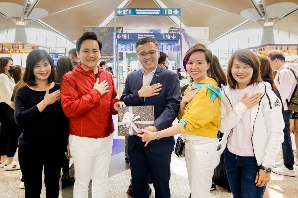 OE杰青商学院由台湾观光局驻吉隆坡办事处主任周士弼在团员出发前到吉隆坡国际机场欢迎团员到台会议旅游。