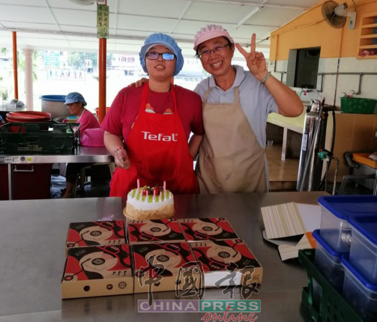 王雍鈊（左）在学校食堂庆祝生日。