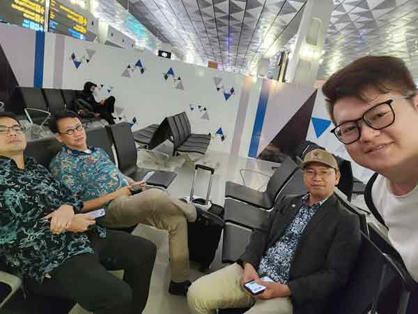 俞利文（右）上载他和李健聪（左起）、黄基全和马迪乌斯登敖滞留机场的照片。