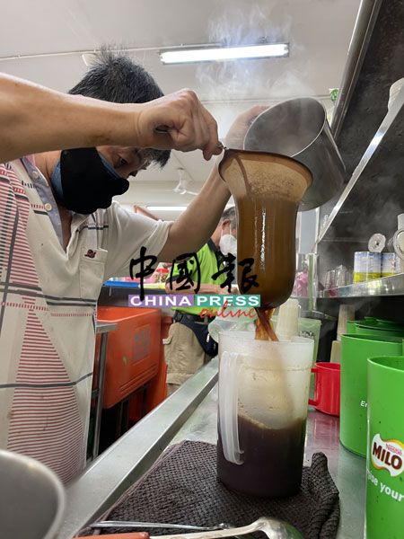 该店茶水头手，专心一致冲泡咖啡。