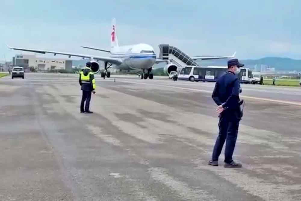 中国国际航空航班CA185航班客机停放于南跑道上，由航警驻守。