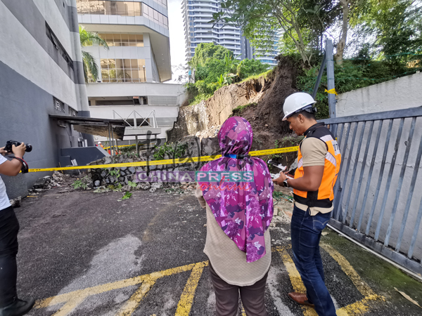 Security guard,buried,alive,landslide