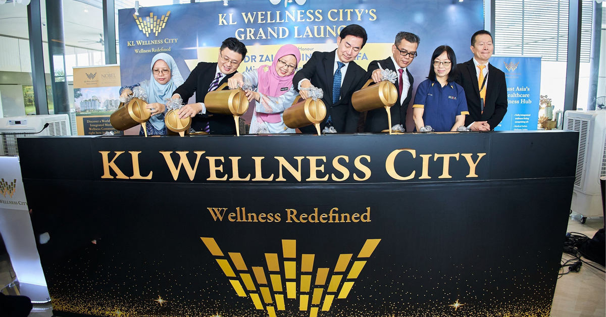为吉隆坡康健之城计划主持正式启动礼的嘉宾，左2起为吉隆坡康健之城品牌、销售和营销执行董事拿督斯里张孙通博士、扎丽哈、李顺树。